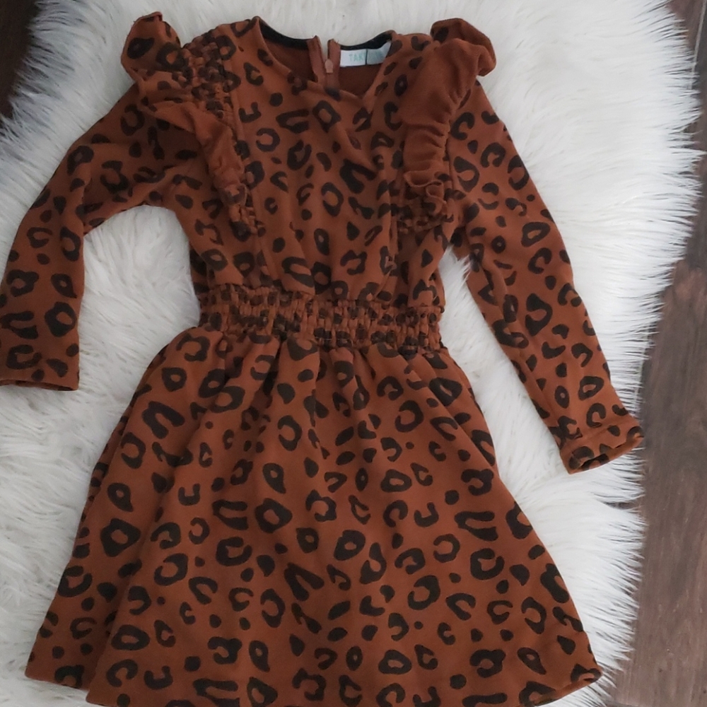 Adorable girls leopard dress with ruffle shoulders